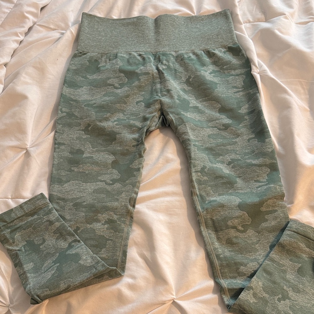 Seamless Camouflage Green Leggings